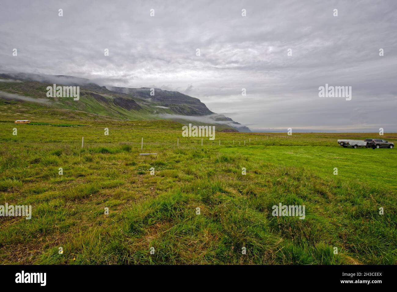 Drangey ist eine unbewohnte isländische Insel, die in der Mitte des Fjordes Skagafjörður gelegen ist.Papageitaucher.Küstenlandschaft auf der Trollaska Stock Photo