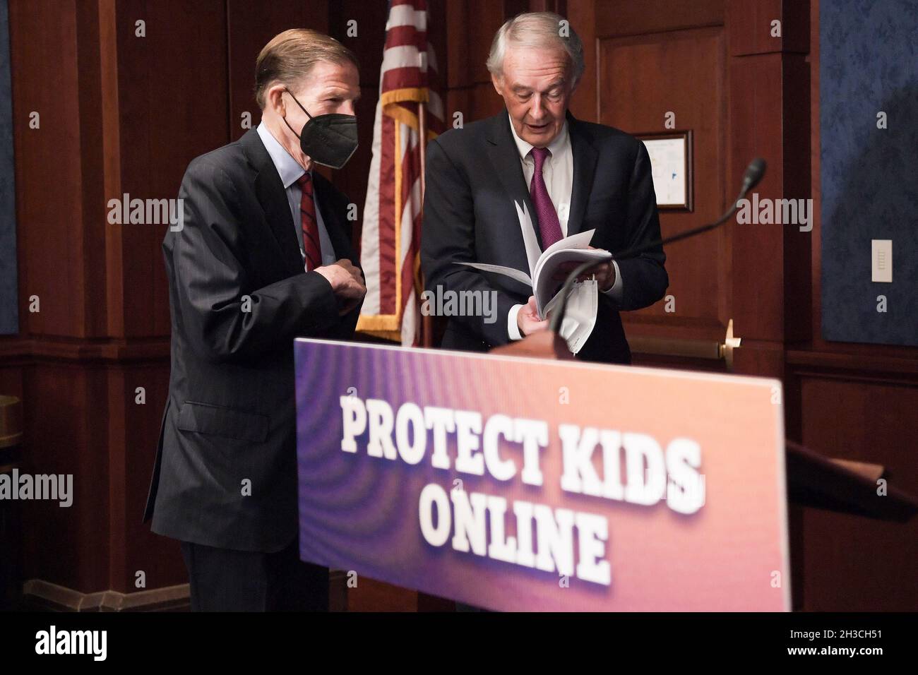 Washington, United States. 27th Oct, 2021. US Senators Ed Markey (D-MA) (right) and Richard Blumenthal (D-CT) (left) during a press conference about Online Privacy Protection Act at SVC/Capitol Hill. Credit: SOPA Images Limited/Alamy Live News Stock Photo