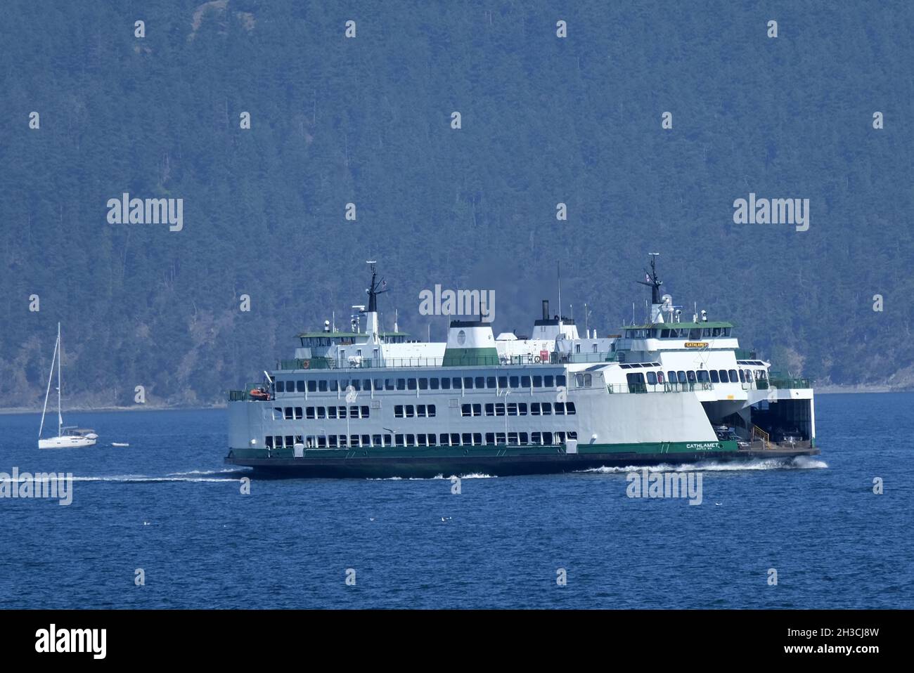 WASHINGTON STATE FERRY SAILING THROUGH THE SAN JUAN ISLANDS Stock Photo