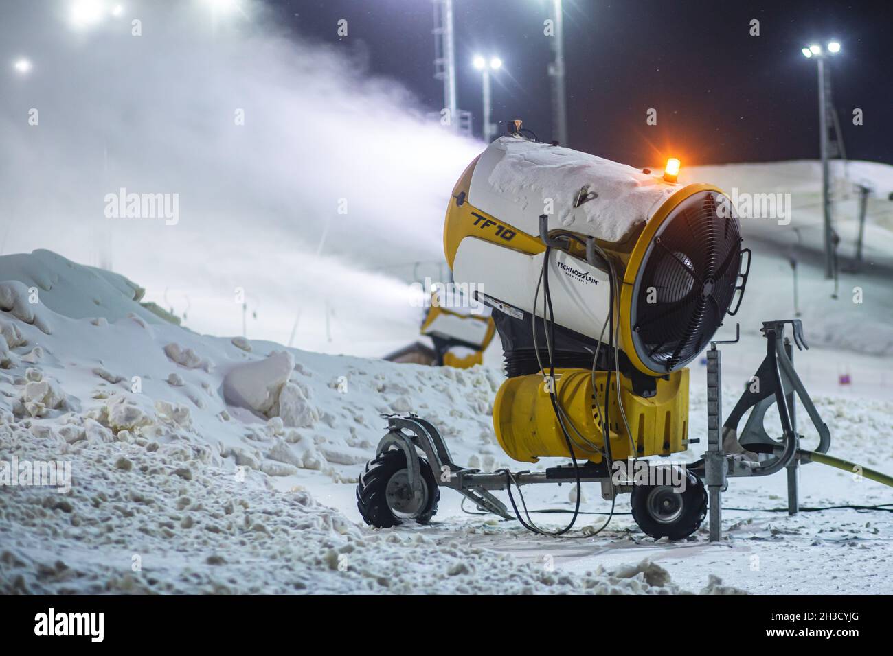 https://c8.alamy.com/comp/2H3CYJG/snow-cannon-gun-artificial-snow-making-machine-on-the-slopes-of-a-ski-resort-ski-lift-and-piste-2H3CYJG.jpg