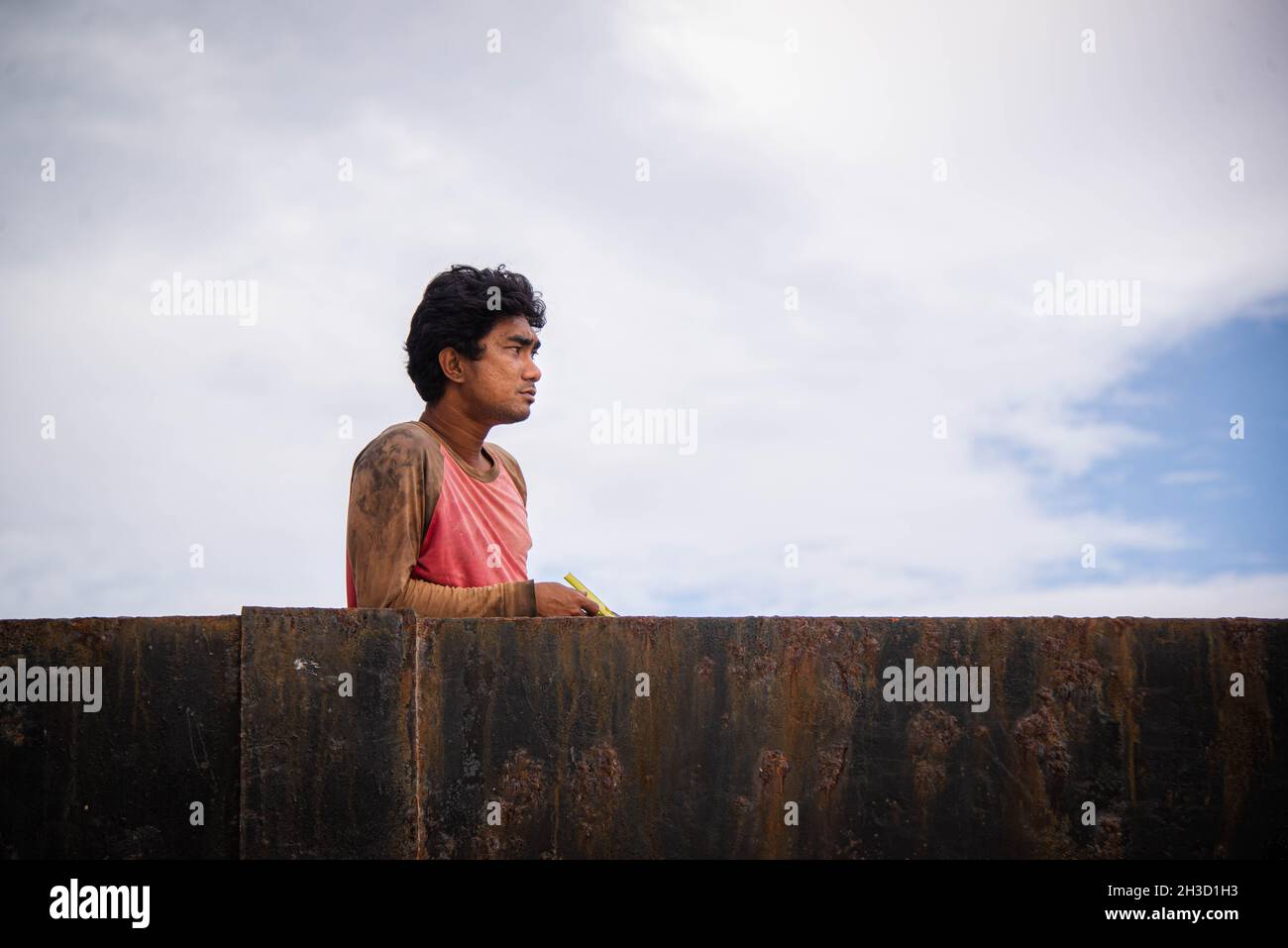 Man staring sky hi-res stock photography and images - Alamy