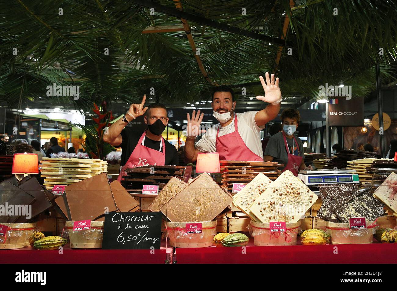 Paris, France. 27th Oct, 2021. Staff members salute during the inauguration evening of the 26th Paris Chocolate Fair at the Versailles Expo in Paris, France, Oct. 27, 2021. The 26th Salon du Chocolat (chocolate fair) is slated to be held from Oct. 28 to Nov. 1. Credit: Gao Jing/Xinhua/Alamy Live News Stock Photo