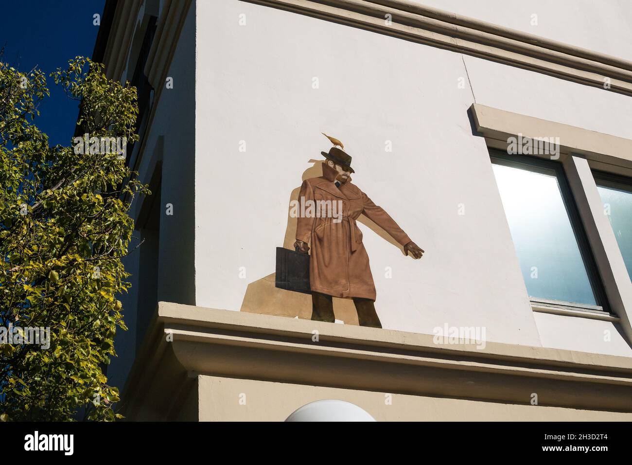 The Inspector - Trompe-l'oeil mural of a man on a ledge, by Greg Brown, on the side of the Avid Bank at 192 Lytton Ave, Palo Alto, California. Stock Photo