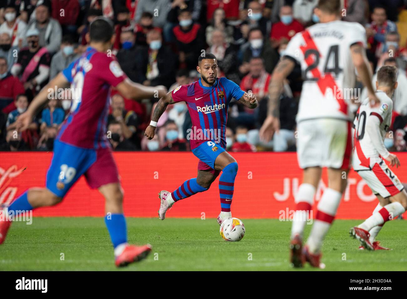 Madrid, Spain. 27th Oct, 2021. Menphis during the Liga match between Rayo  Vallecano and Barcelona F.C at Futbol de Vallecas Stadium on October 27,  2021 in Madrid, Spain. (Photo by Moch Farabi