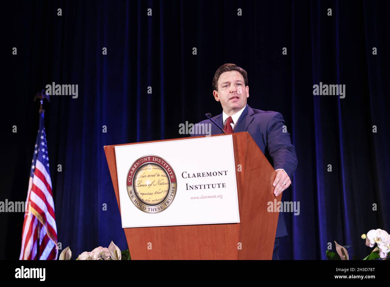 Huntington Beach, California, USA. 27th Oct, 2021. Saturday, October 23rd,  2021, Huntington Beach, California, USA: Florida Govenor Ron DeSantis is  the recipient of the 2021 Claremont Institute Statesmanship Award. The gala  event