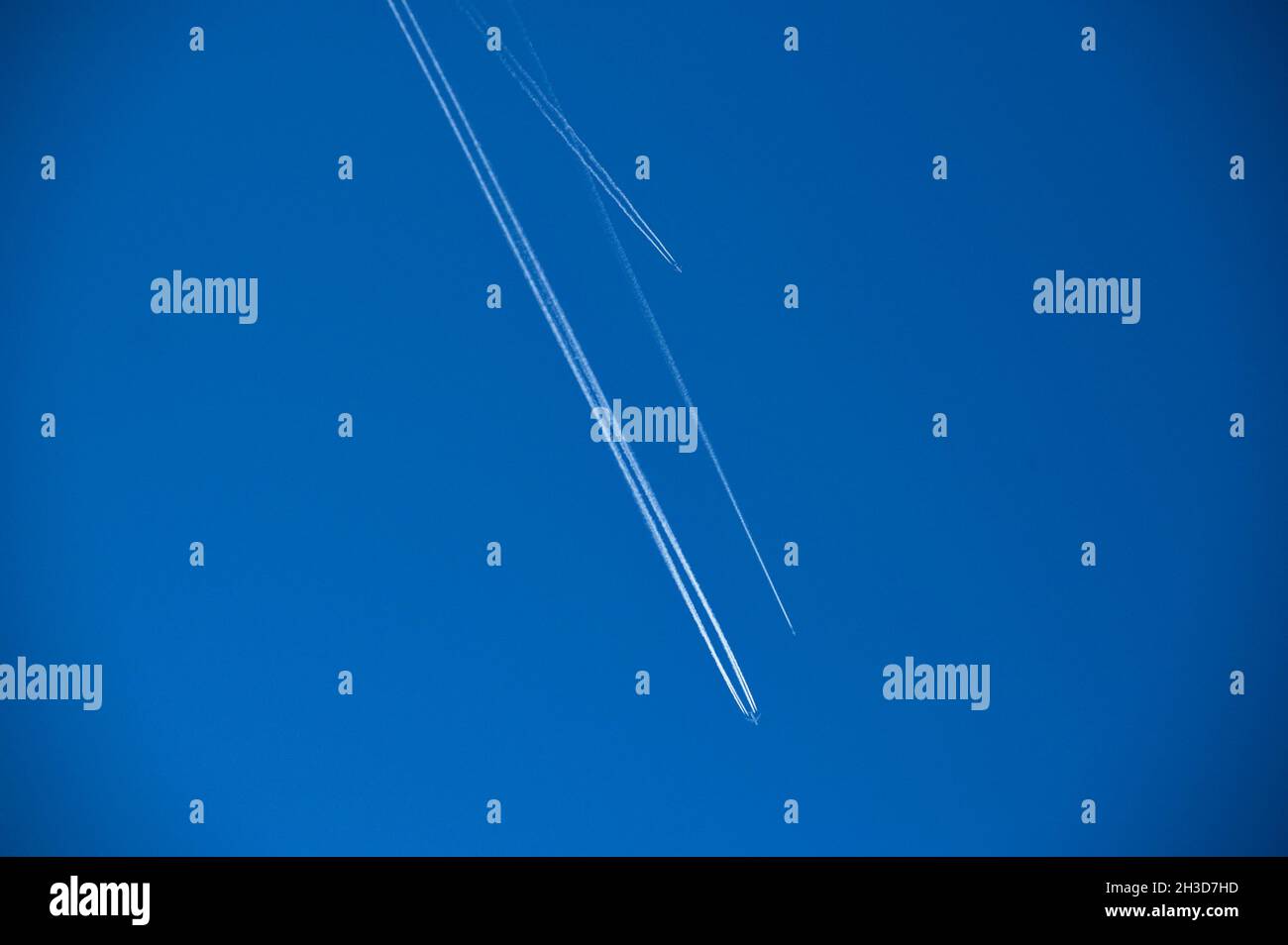 Aircraft wing sky contrail hi-res stock photography and images - Alamy