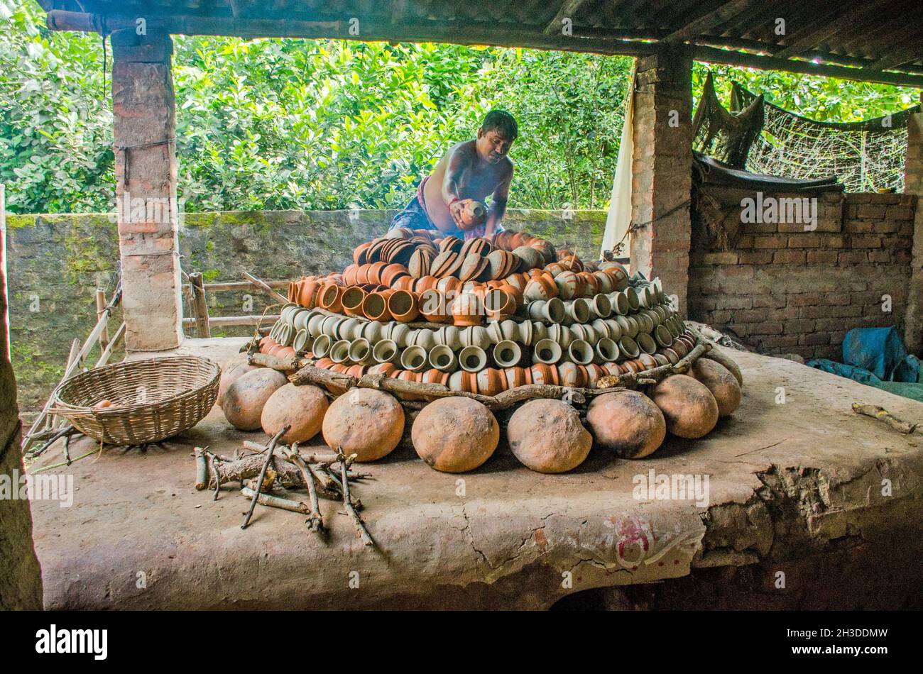 busy rural pottery at west bengal india Stock Photo Alamy