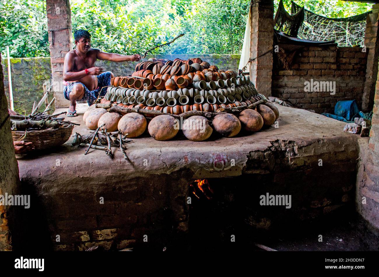 busy rural pottery at west bengal india Stock Photo Alamy