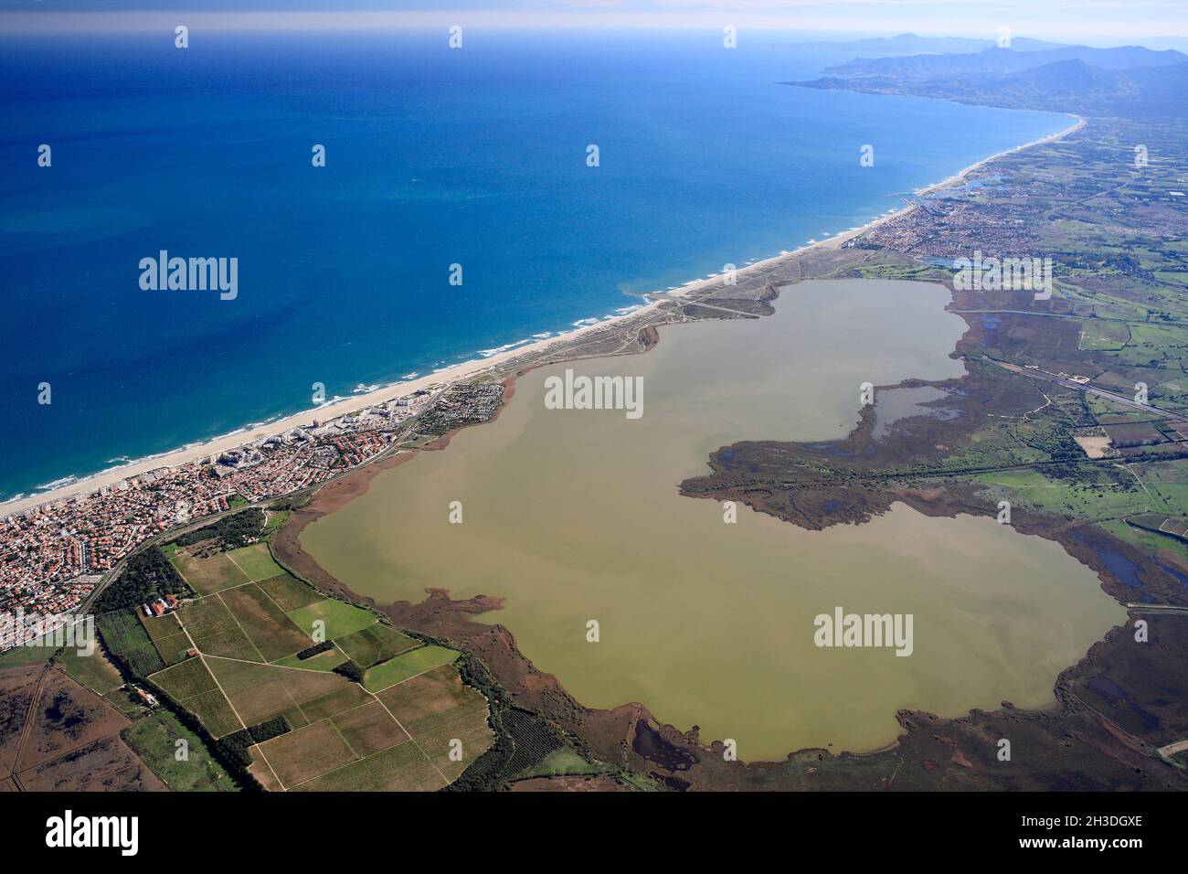 FRANCE. PYRENEES ORIENTALES (66) AERIAL VIEW OF CANET POND, SEEN FROM NORTH WEST SIDE ST NAZAIRE. FROM LEFT TO RIGHT: CANET, ST CYPRIEN; ARGELES AND C Stock Photo