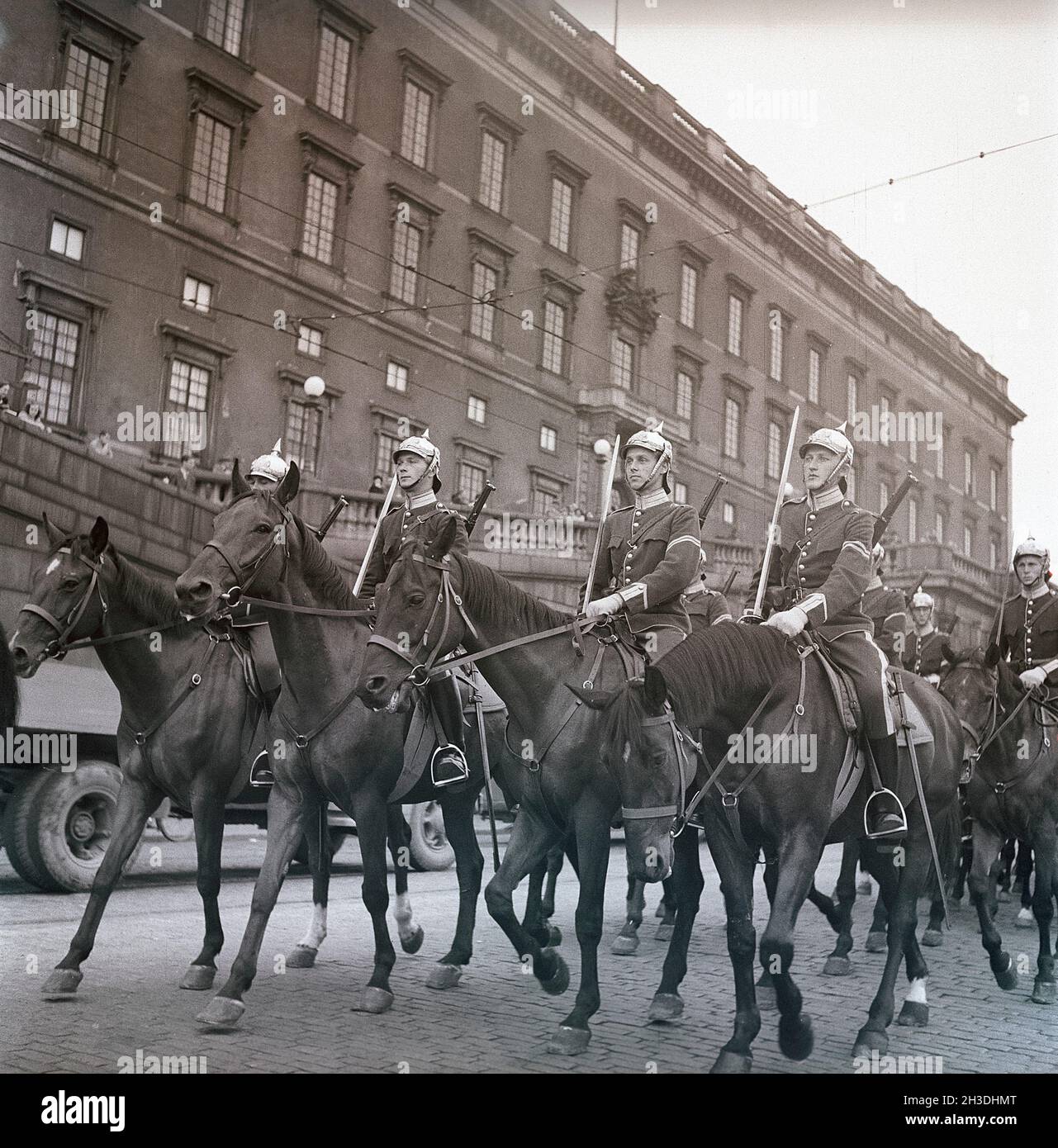 1940s soldiers on horses. In the street with the royal castle in Stockholm in the background, soldiers are riding by for the changing of the guards ceremony. Ref Kristoffersson AD32-8. 1947. Stock Photo