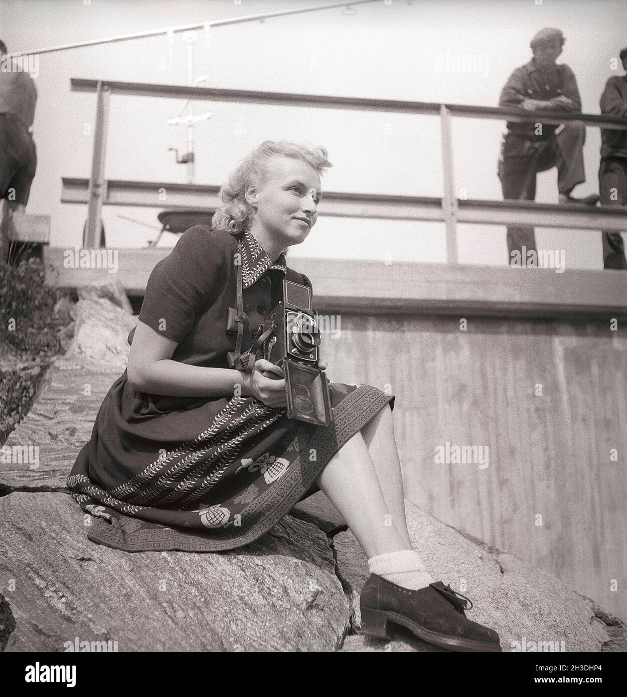 Photographer in the 1940s. A young woman is photographing on a summer day. The camera is a Rolleiflex by the german company Rollei for 60 mm film. Sweden 1946. Photo Kristoffersson Ref V70-5 Stock Photo