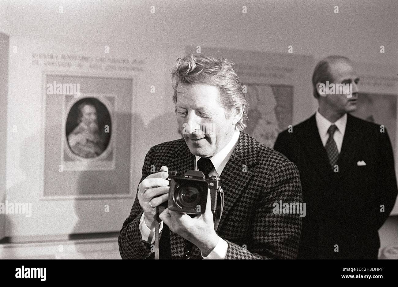 Danny Kaye. American actor etc pictured during a visit to Sweden in december 1974 where he holds a camera.  Ref Kristoffersson EF167 Stock Photo