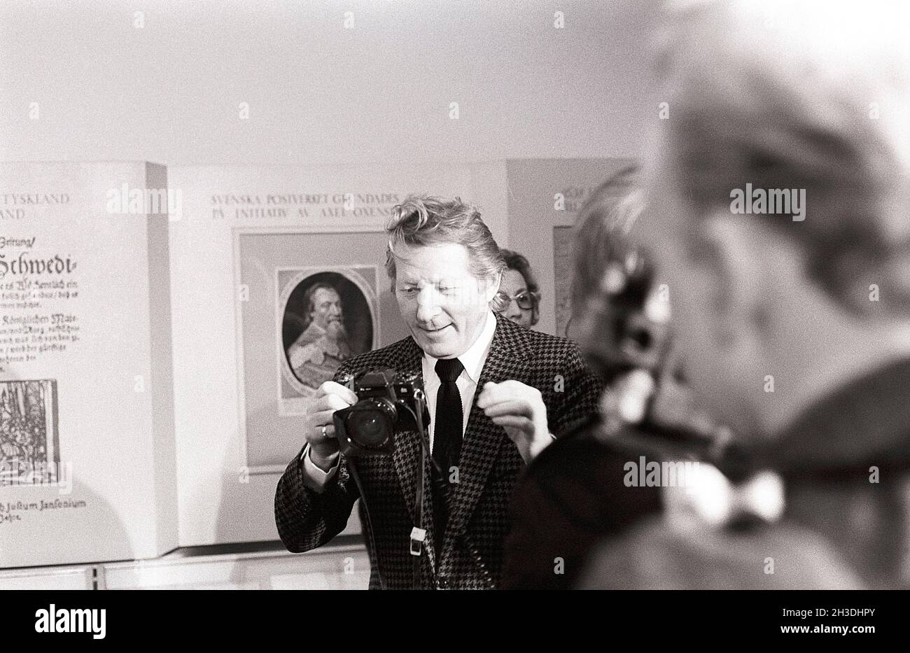 Danny Kaye. 1911-1987.  American actor etc pictured during a visit to Sweden in december 1974 where he holds a camera.  Ref Kristoffersson EF167 Stock Photo
