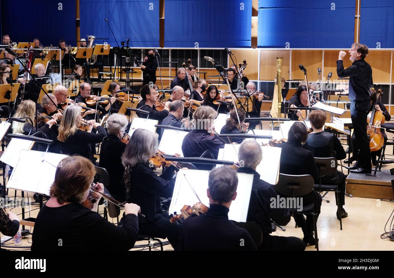 Leipzig, Germany. 28th Oct, 2021. Musicians of the MDR Radio Symphony  Orchestra play in their rehearsal room with their conductor Ulrich Kern  (r). About 70 members of the orchestra played current songs