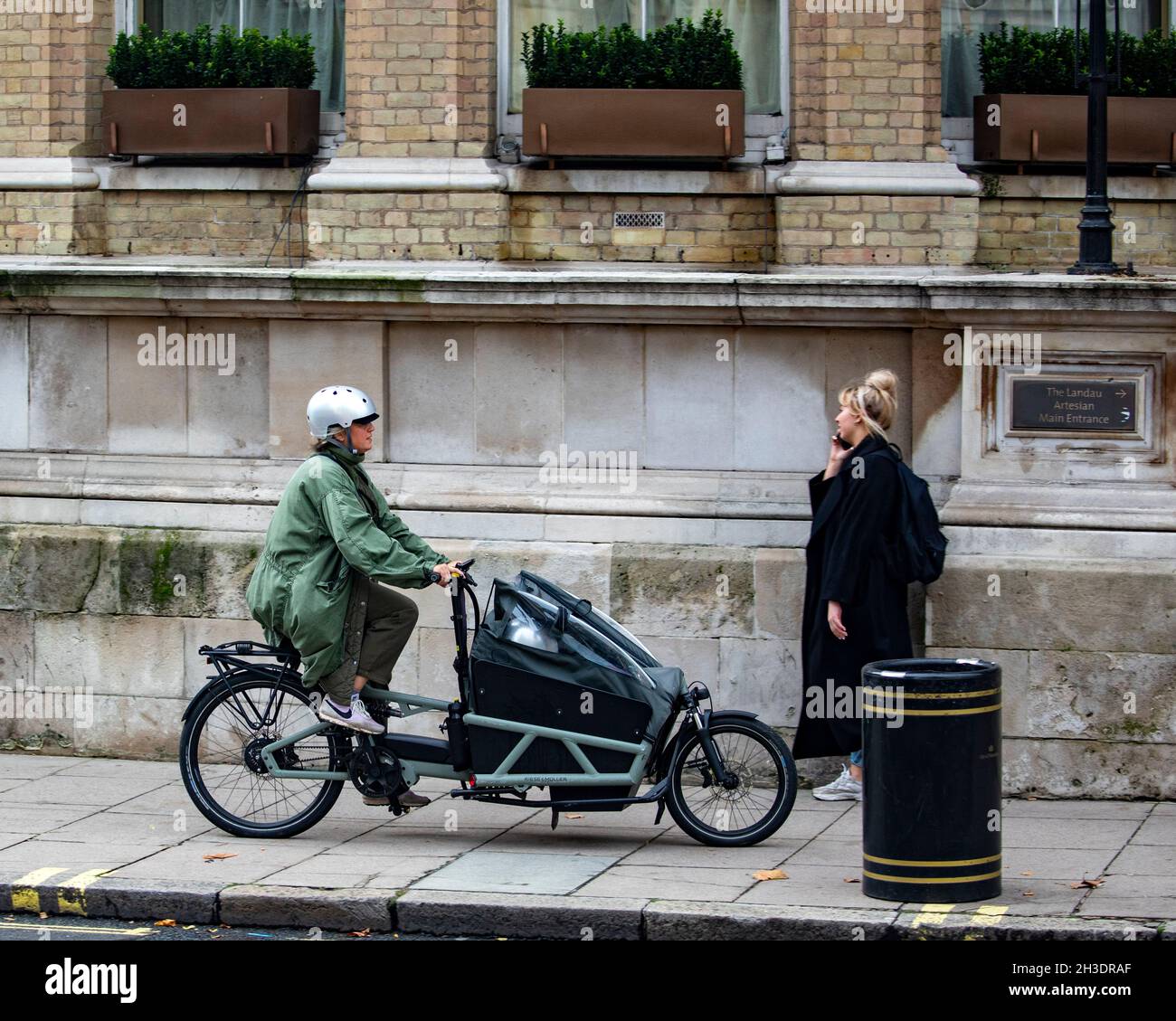 can bikes go on pavements