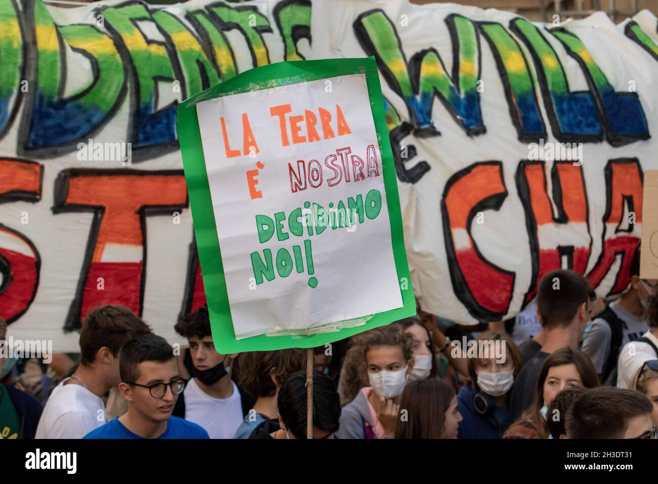 Schild: ' La terra è nostra - Decidiamo noi! ' - ' Die Erde gehört uns - Wir entscheiden! ' Bis zu 50.000 Menschen versammelten sich am 1. Oktober 2021 bei einem Fridays for Future Schulstreik in Mailand, Italien, um anlässlich des Yoth COP 26 und Pre COP ein deutliches Zeichen für Klimaschutz & Umweltschutz, die Einhaltung des Pariser Abkommens und das 1, 5 Grad Ziel und um Druck auf die Politik auszuüben. * Sign: ' The world is our's - we decide! ' On October 1st, 2021 on the occasion of the Youth COP and Pre COP 26 up to 50,000 people joined a Fridays for Future school strike in Milan, Stock Photo