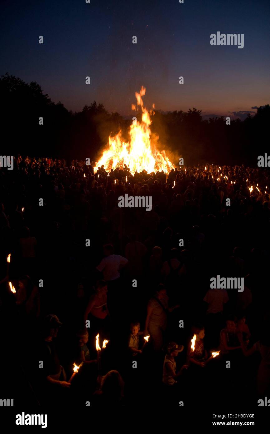crowd of peolpe at campfire of solstice celebration, summer solstice bonfire as climax of the Celtic festival, Austria, Lower Austria, Schwarzenbach Stock Photo