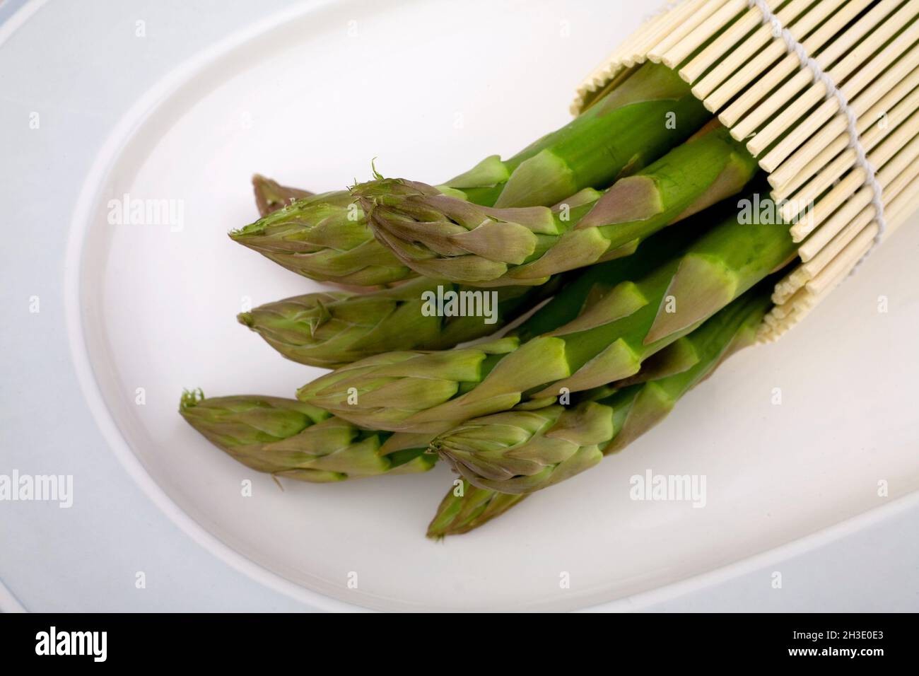 Garden Asparagus, Sparrow Gras, Wild Asparagus (Asparagus officinalis), green garden asparagus on a plate Stock Photo