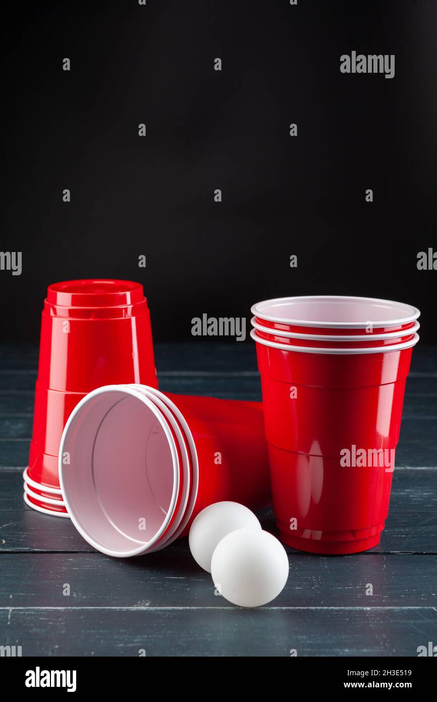 https://c8.alamy.com/comp/2H3E519/wooden-table-with-red-cups-and-ball-for-beer-pong-2H3E519.jpg
