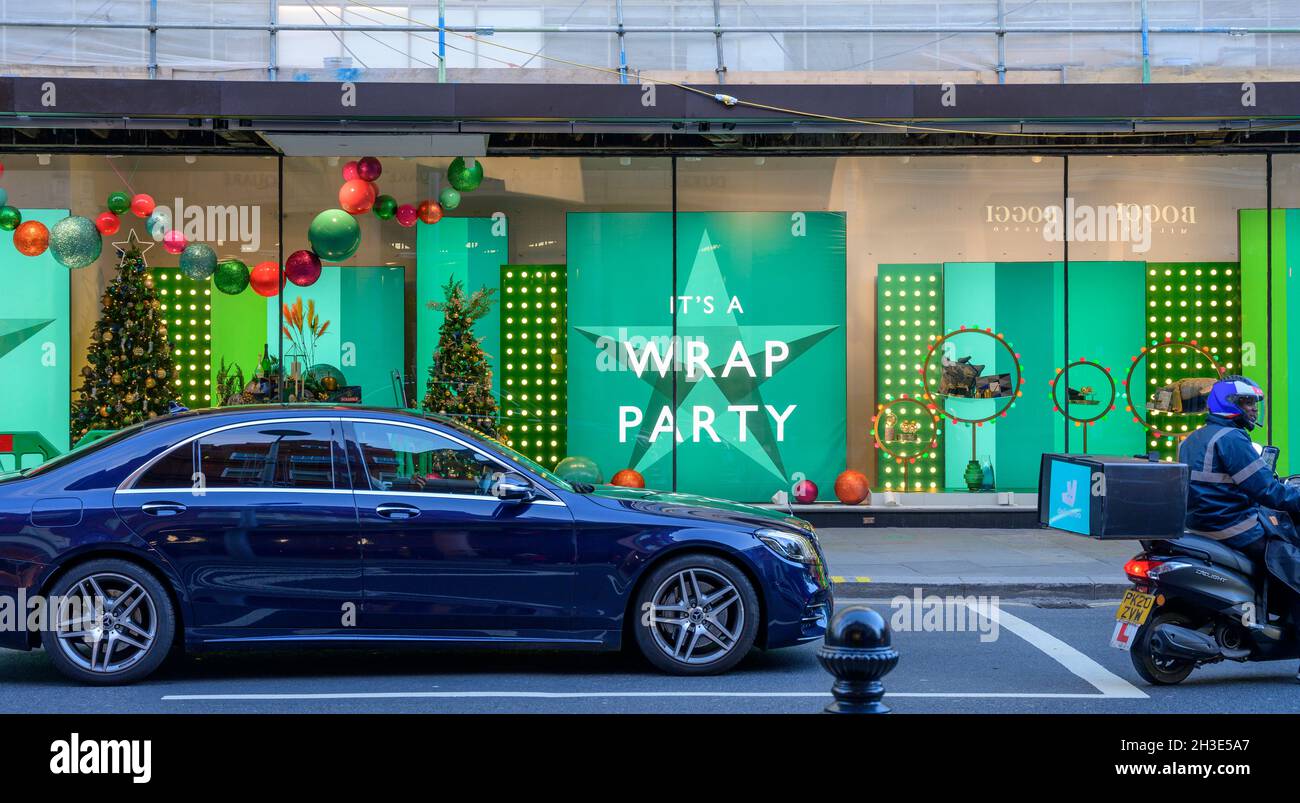 Sloane Square, London, UK. 28 October 2021. John Lewis flagship store Peter Jones in Sloans Square is window decorated for the 2021 Christmas season. Credit: Malcolm Park/Alamy Live News. Stock Photo