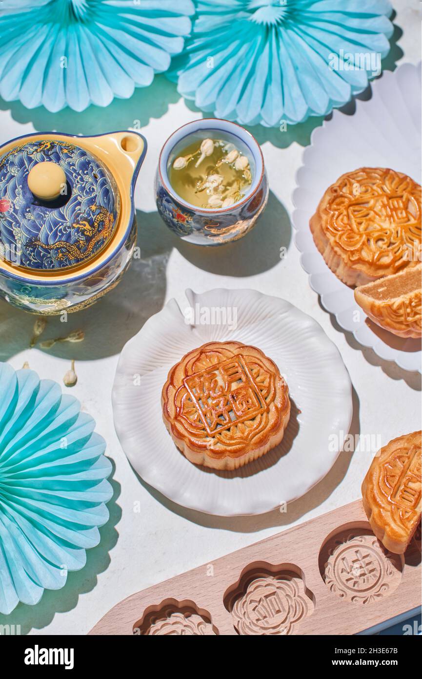 Mooncake hi-res stock photography and images - Alamy