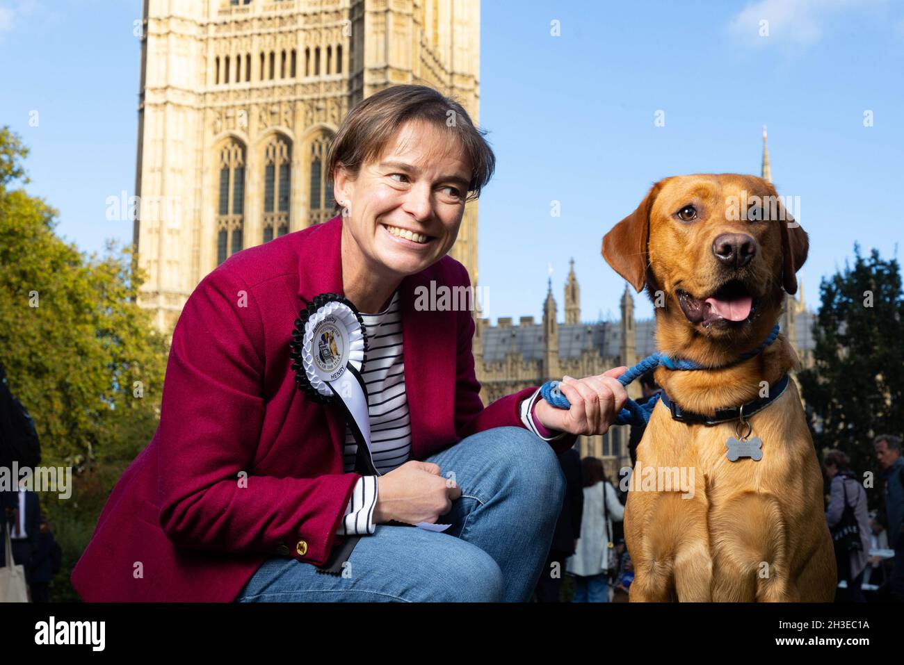 EDITORIAL USE ONLY Selaine Saxby MP for North Devon with Labrador Henry who won 3rd Place at the Westminster Dog of the Year competition, organised jointly by Dogs Trust and The Kennel Club, London. Picture date: Thursday October 28, 2021. Stock Photo