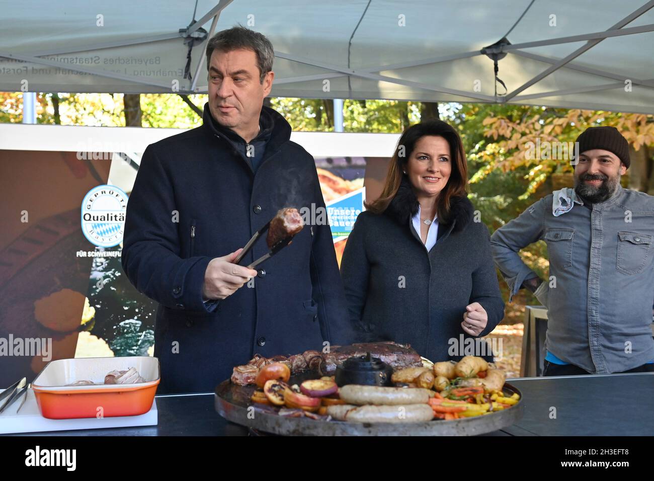 Grill master Markus SOEDER with Michaela Kaniber at the grill. Markus SOEDER (Prime Minister of Bavaria and CSU Chairman), Minister of Agriculture Michaela Kaniber and the President of the Bavarian Farmers' Association Walter Heidl will provide information about the barbecue event “Barbecue walks always!” In the courtyard of the Prinz-Carl-Palais in Munich on October 28th, 2021 the current situation in agriculture, Stock Photo