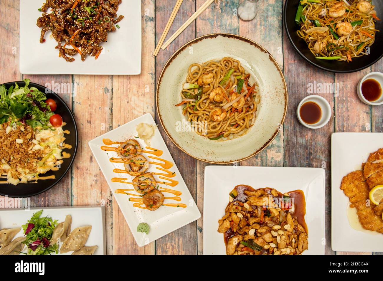 Imagen top view of udon noodles with prawns, woksautéed vegetables