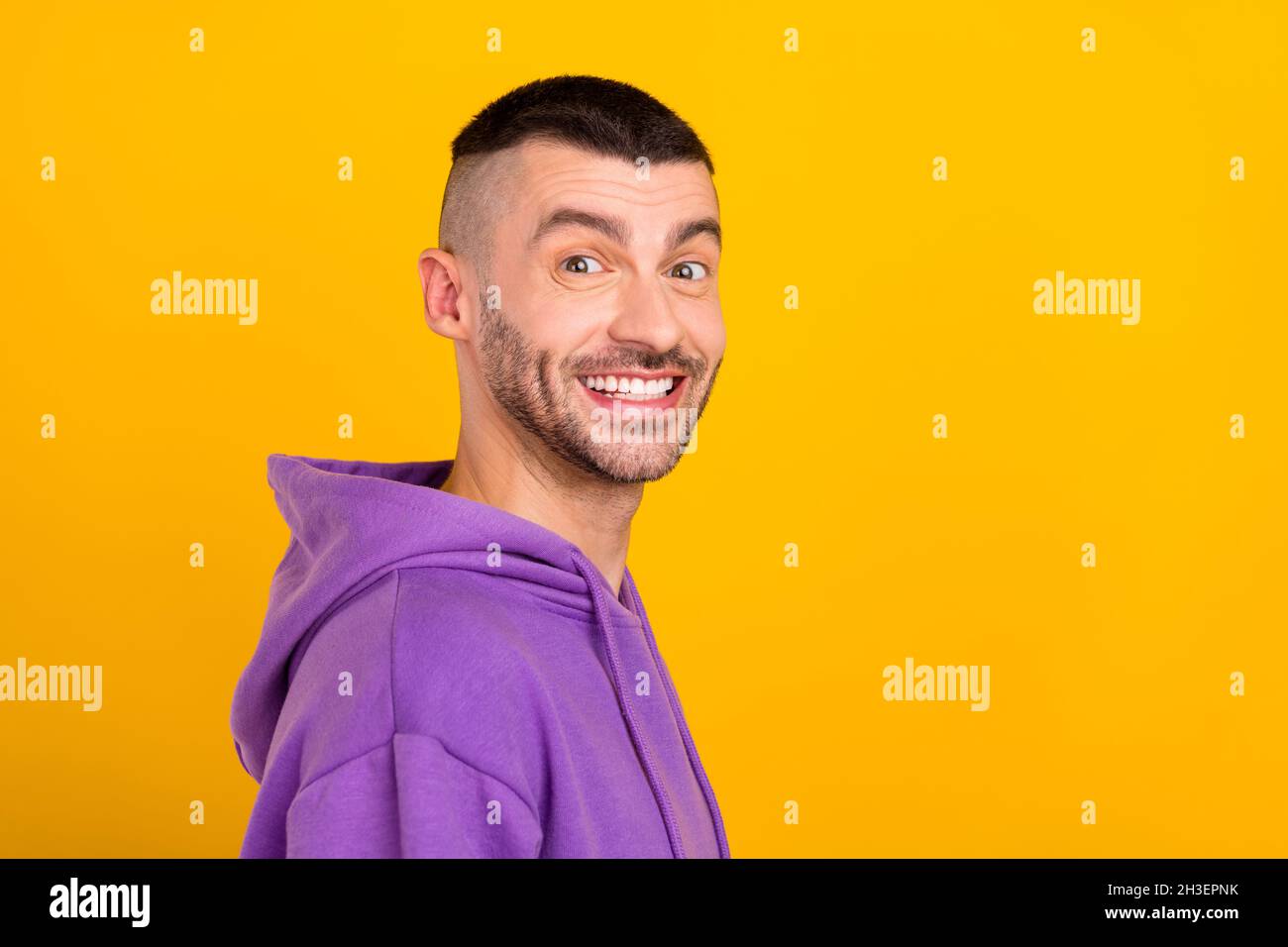 Photo portrait young man wearing purple hoody smiling cheerful isolated vivid yellow color background Stock Photo