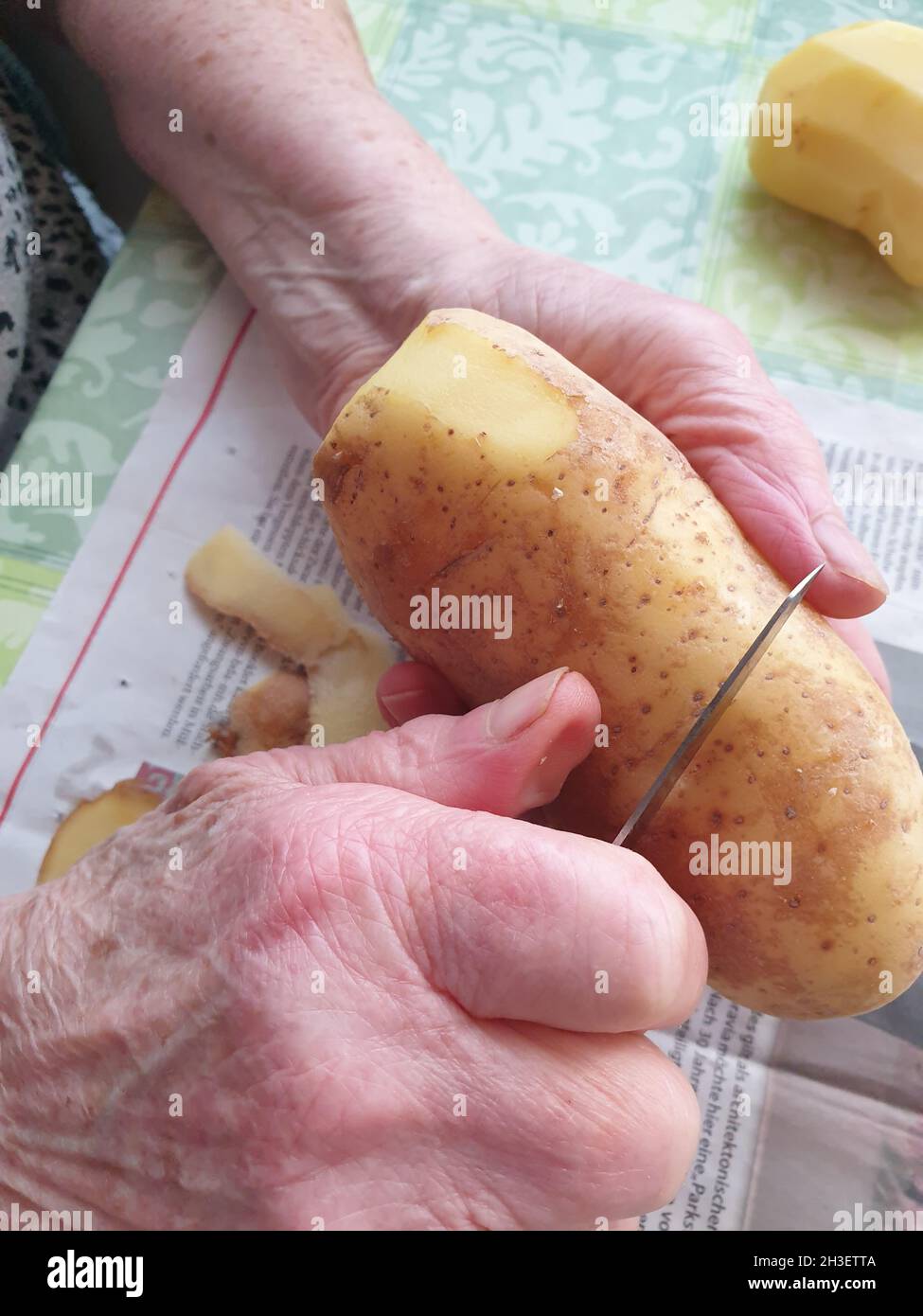 Kartoffeln schälen Stock Photo