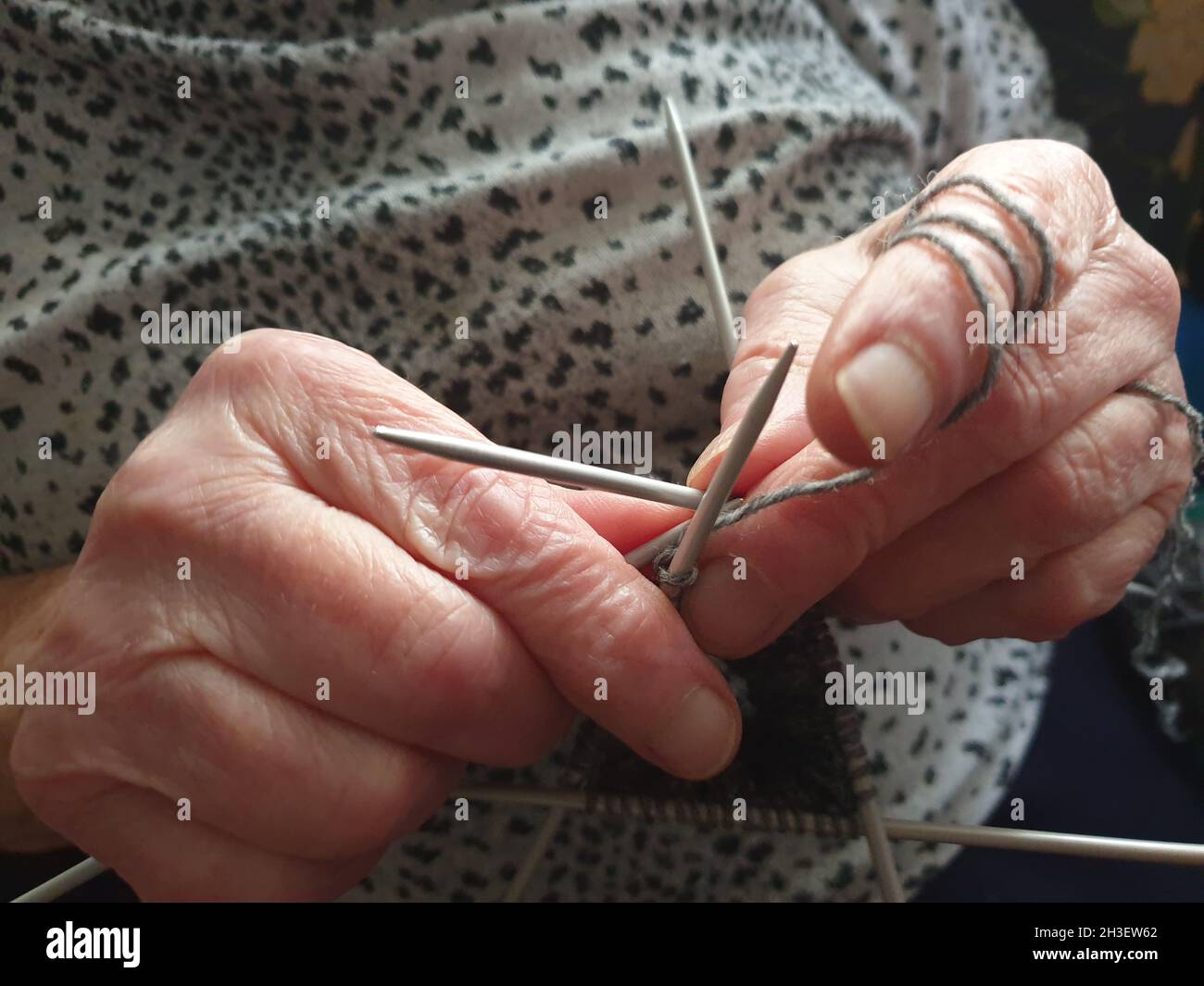 Eine Rentnerin strickt Stock Photo