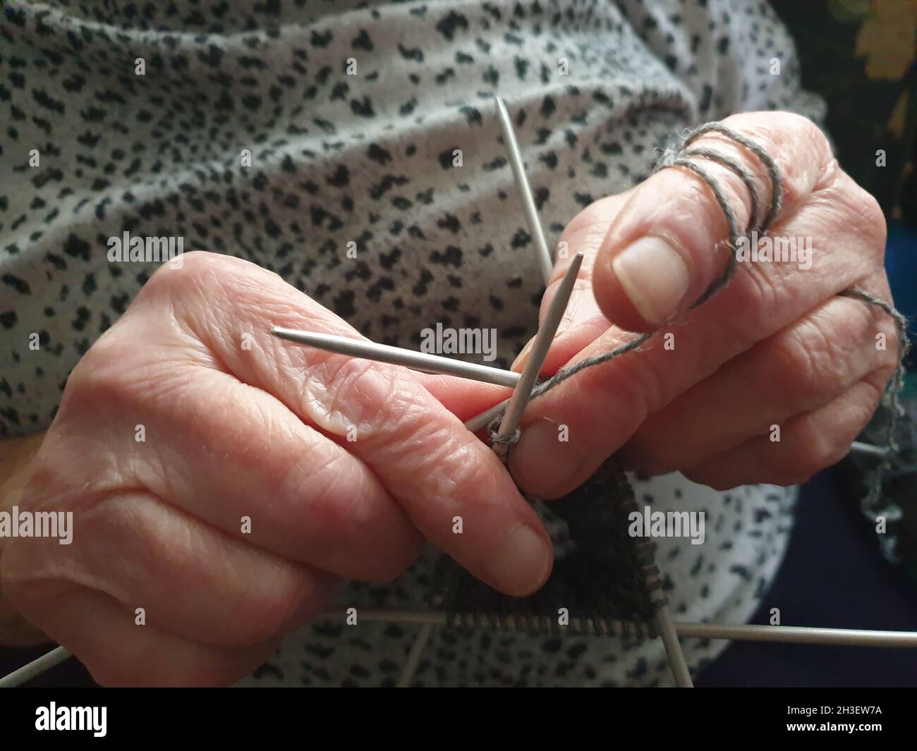 Eine Rentnerin strickt Stock Photo