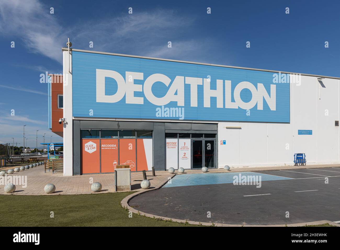 Exterior View Of Decathlon Sporting Goods Flagship Store Close To San  Francisco California Stock Photo - Download Image Now - iStock