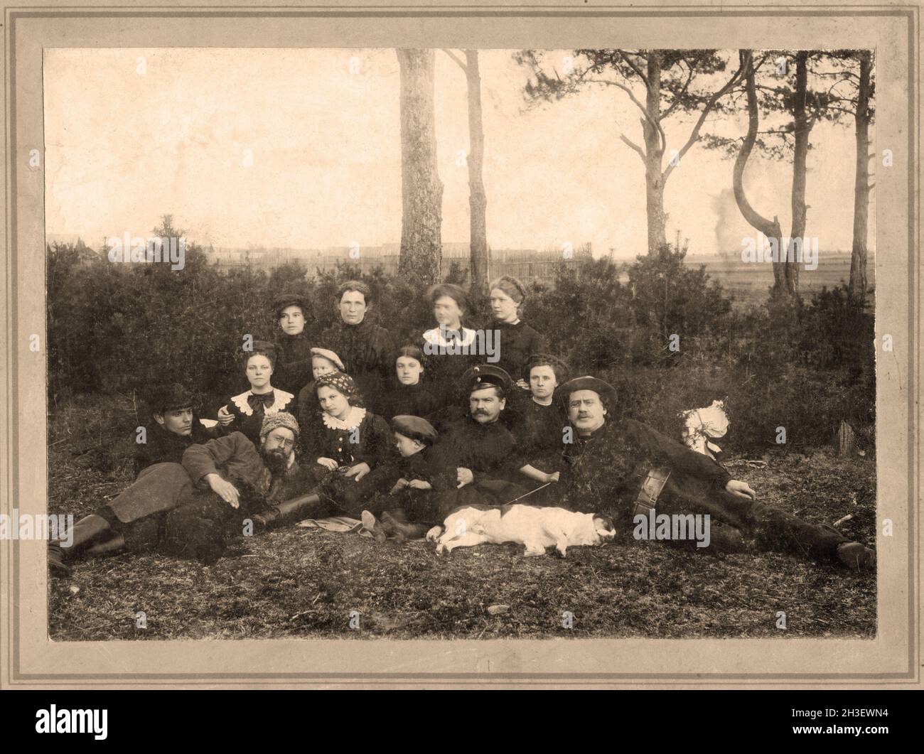 Family portrait, people of all ages, circa 1908 Stock Photo - Alamy