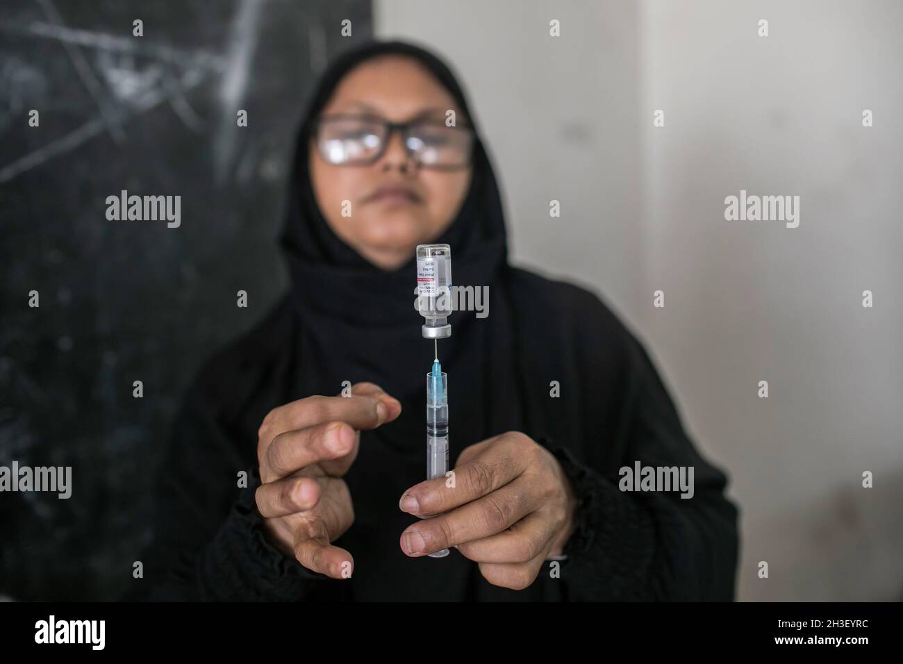 Dhaka, Bangladesh. 28th Oct, 2021. A healthcare worker prepares a dose of Sinopharm COVID-19 vaccine during a mass vaccination at vaccination center in Dhaka. According to the Bangladesh Directorate General of Health Services (DGHS), the nationwide mass vaccination program aims at injecting 7.5 million people to mark the 75th birthday of Bangladeshi Prime Minister Sheikh Hasina. Credit: SOPA Images Limited/Alamy Live News Stock Photo