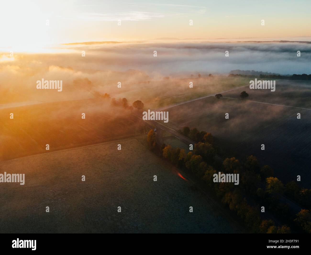 Rheinlandpfalz, 24.10.21: Sonnenaufgang und nebelige Landschaft am frühen Morgen.  Foto: pressefoto Mika Volkmann Stock Photo