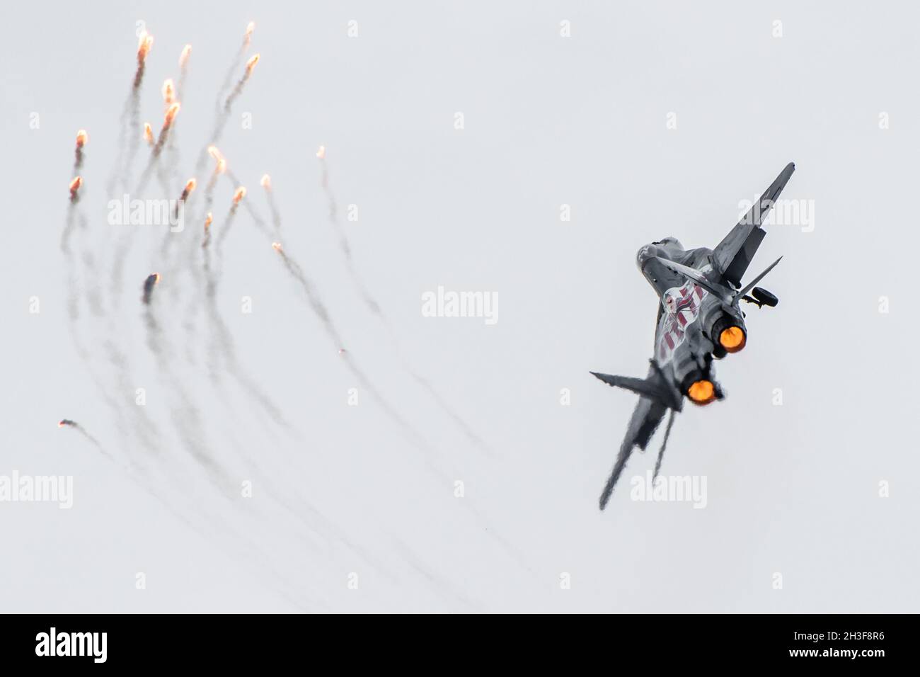 Mińsk Mazowiecki, Poland - May 10, 2014: Polish military jet Mig-29 releasing flares during EPMM air base open day with afterburner Stock Photo