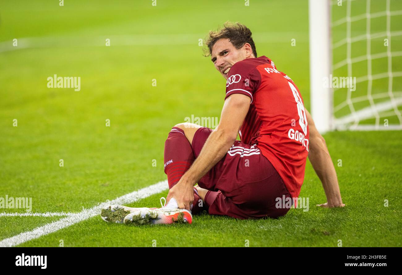 Leon Goretzka (Muenchen) verletzt  Borussia Mönchengladbach - Bayern München 27.10.2021, Fussball, DFB, Pokal, , Saison 2021/22  Foto: Moritz Müller Stock Photo