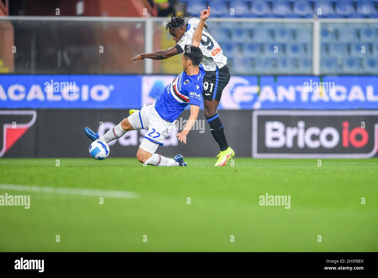 Luigi Ferraris stadium, Genova, Italy, October 27, 2021, MAYA YOSHIDA (Sampdoria)&#xA;, DUVÁN ZAPATA (Atalanta)  during  UC Sampdoria vs Atalanta BC - Stock Photo