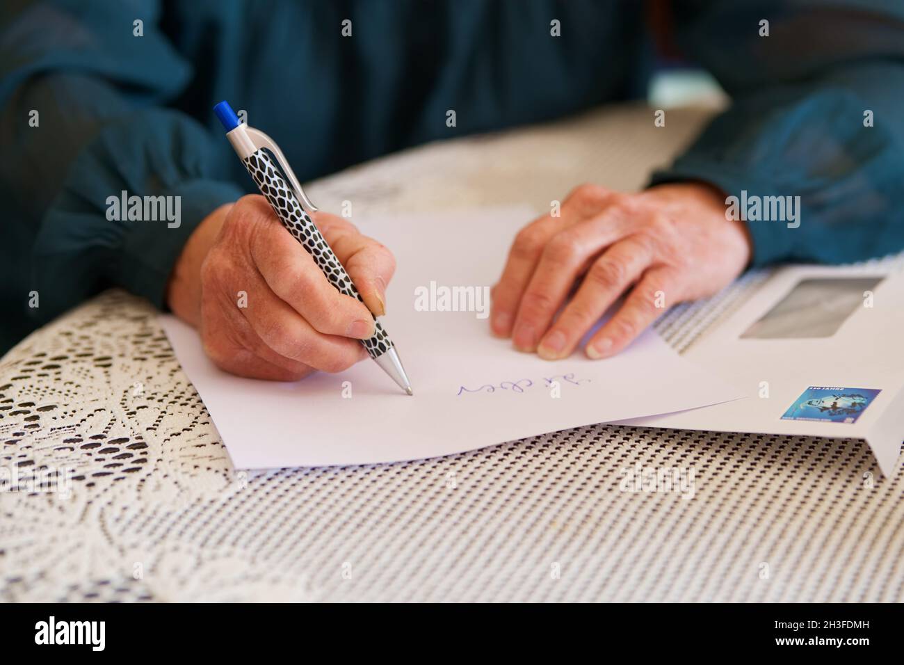 Seniorin schreibt einen Brief auf Papier Stock Photo