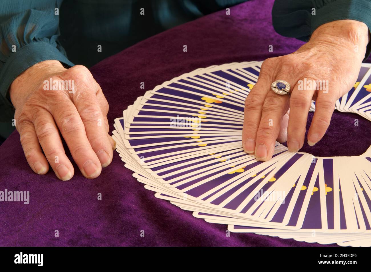 Seniorin zieht Karten vom Tarot Deck Stock Photo