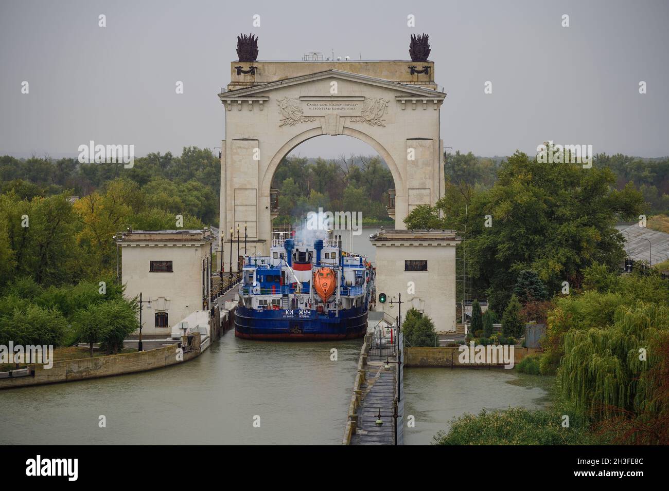 VOLGOGRAD, RUSSIA - SEPTEMBER 20, 2021: Cargo ship 'Kizhuch' enters the first lock of the Volga-Don Canal in a cloudy September day Stock Photo