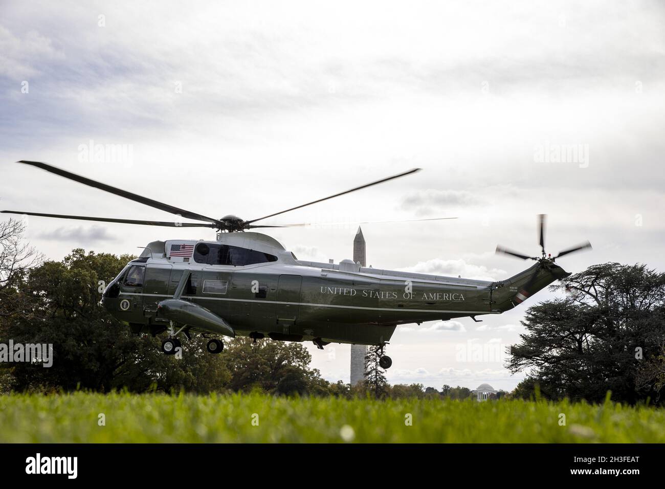Washington, United States. 28th Oct, 2021. Marine one with President Joe Biden and First Lady Jill Biden takes off on the south lawn of the White House, in Washington, DC on Thursday, October 28, 2021. President Joe Biden and First lady Jill Biden are heading to Europe to attend the G-20 Summit and for a meeting with Pope Francis and other world leaders. Photo by Tasos Katopodis/UPI Credit: UPI/Alamy Live News Stock Photo