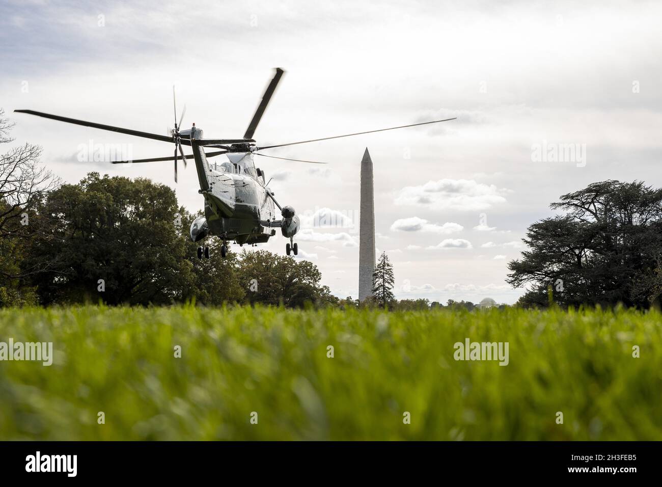 Washington, United States. 28th Oct, 2021. Marine one with President Joe Biden and First Lady Jill Biden takes off on the south lawn of the White House, in Washington, DC on Thursday, October 28, 2021. President Joe Biden and First lady Jill Biden are heading to Europe to attend the G-20 Summit and for a meeting with Pope Francis and other world leaders. Photo by Tasos Katopodis/UPI Credit: UPI/Alamy Live News Stock Photo