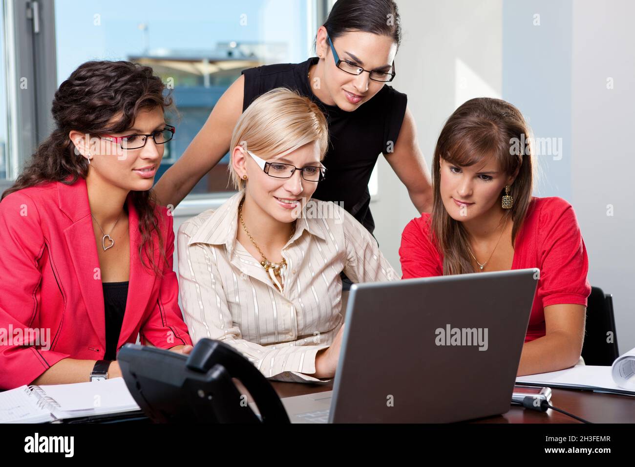 Business attire group of people hi-res stock photography and images - Alamy