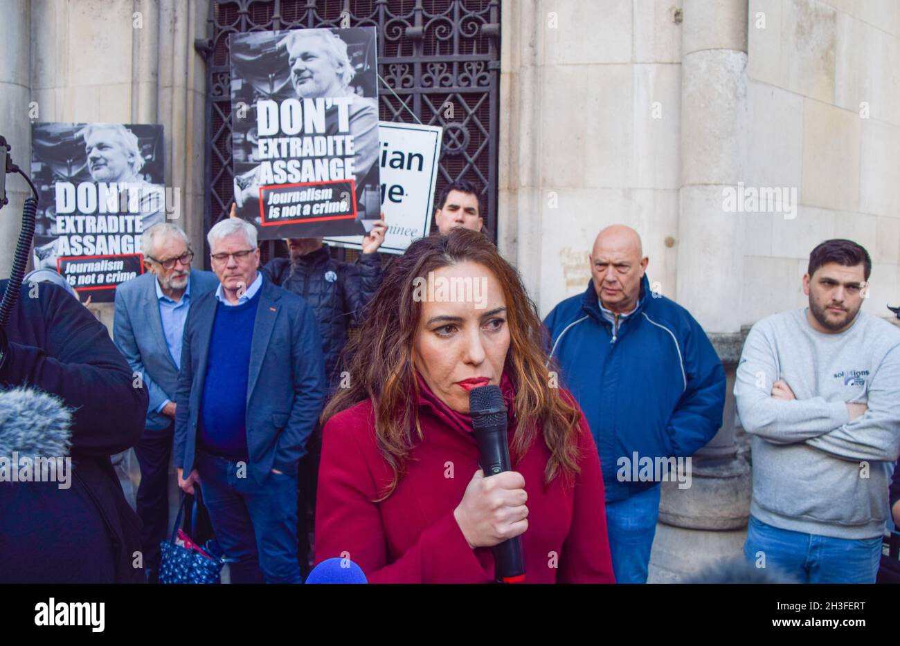 London, UK. 28th October 2021. Assange's partner Stella Moris speaks to the press outside the Royal Courts of Justice during the second day of the Julian Assange hearing. The US government appealed against the decision not to extradite the WikiLeaks founder. Stock Photo