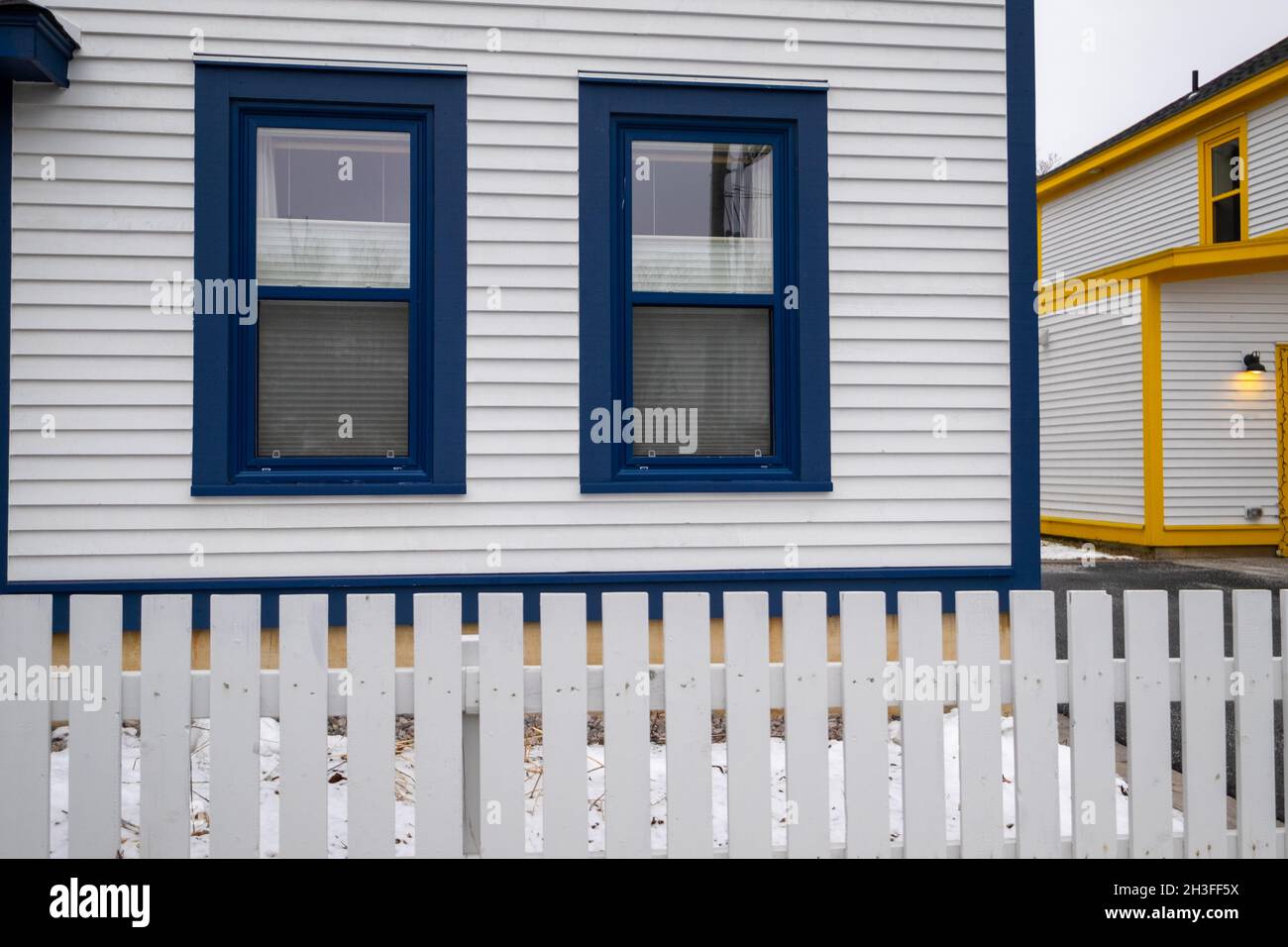 White house blue trim hi res stock photography and images Alamy
