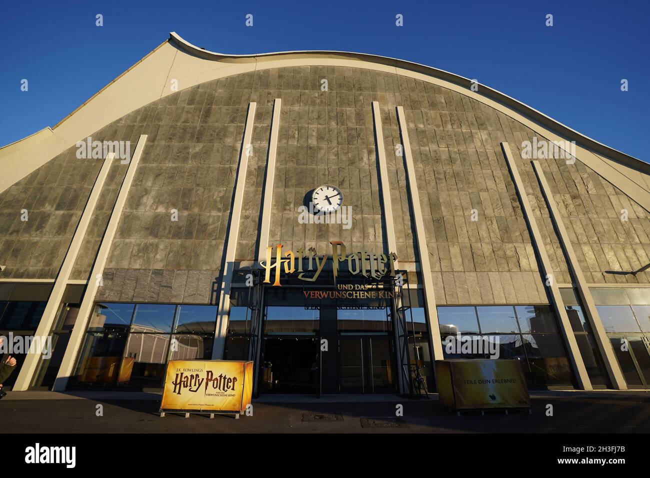 Hamburg, Germany. 28th Oct, 2021. The entrance of the Mehr! Theater at the  Großmarkt. The premiere will take place on 5 December at the Mehr! Theater  am Großmarkt. Credit: Marcus Brandt/dpa/Alamy Live