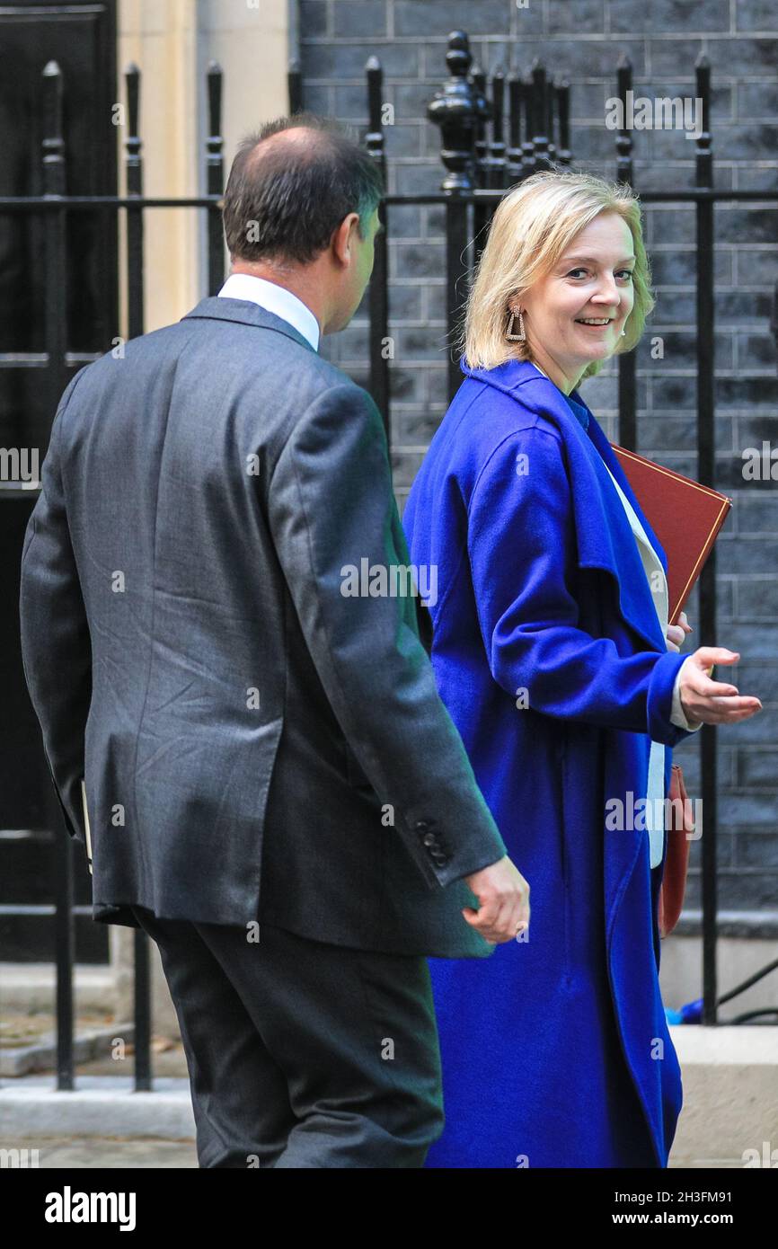 Downing Street, London, UK. 28th Oct, 2021. Liz Truss, MP, Foreign Secretary, enters 10 Downing Street this evening. Credit: Imageplotter/Alamy Live News Stock Photo