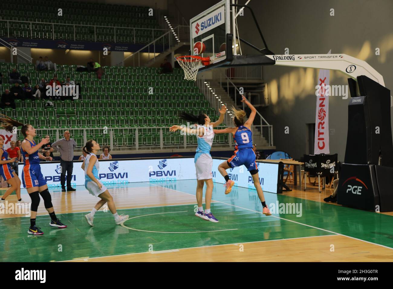 Basketball Turnier Citronex UKS Basket Zgorzelec : MUKS Poznań in der PGE  Turów Arena.Zgorzelec, 24.10.2021 Stock Photo - Alamy